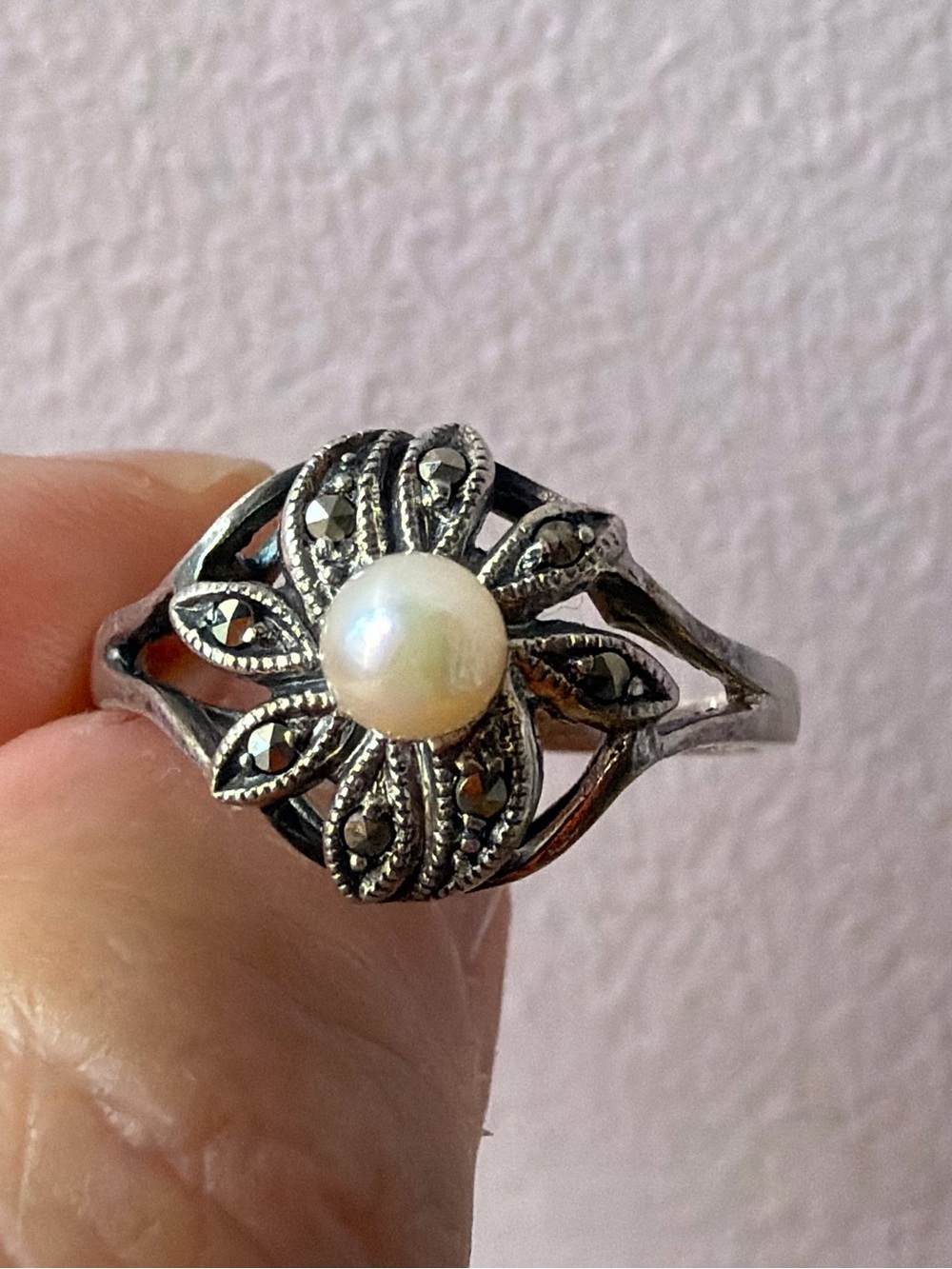 VINTAGE ROUND WHITE PEARL & MARCASITES RING 925 STERLING SILVER - Picture 8 of 16